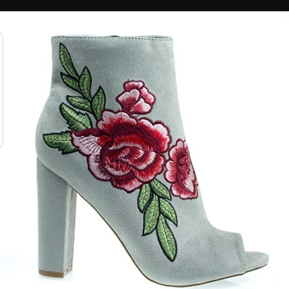 NIB size8 Embroidered rose peep toe booties